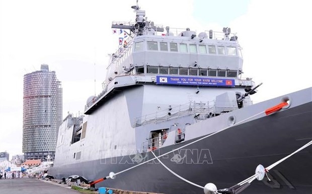 RoK’s naval training ships dock in HCM City port